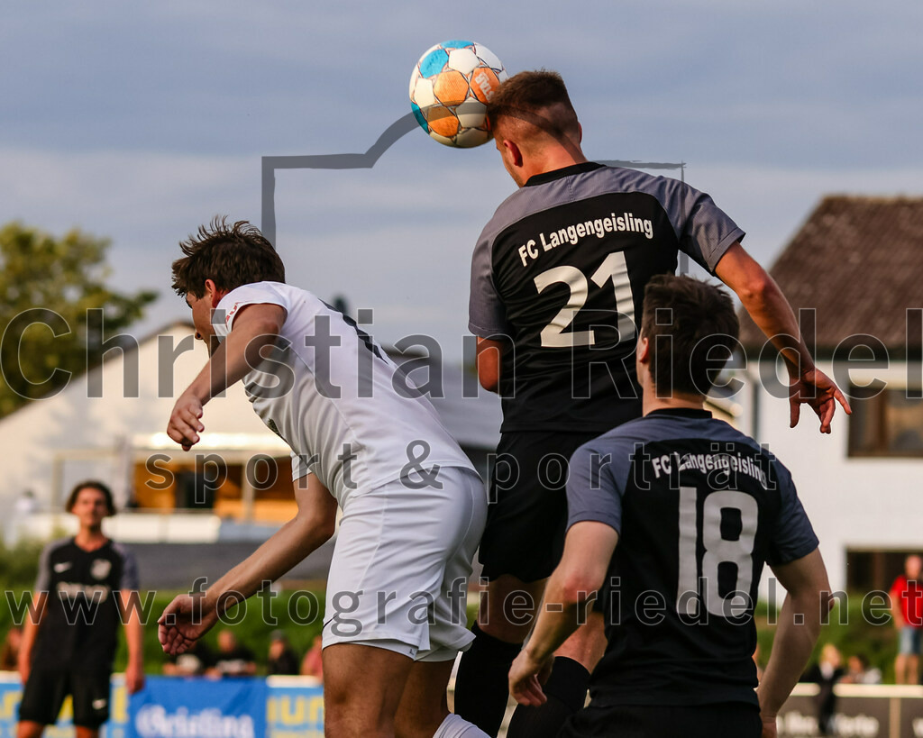2023-08-08_131_FC_Moosinning_gegen_FC_Langengeisling | Moosinning, Deutschland, 08.08.2023:
Fußball, Bezirksliga Oberbayern Ost 2023 / 2024, 3. Spieltag, FC Moosinning gegen FC Langengeisling, Endergebnis: 0:4

Christian Reiser (FC Moosinning, #17), David Riederle (FC Langengeisling, #21), Paul Bucher (FC Langengeisling, #18)

Foto: Christian Riedel / fotografie-riedel.net