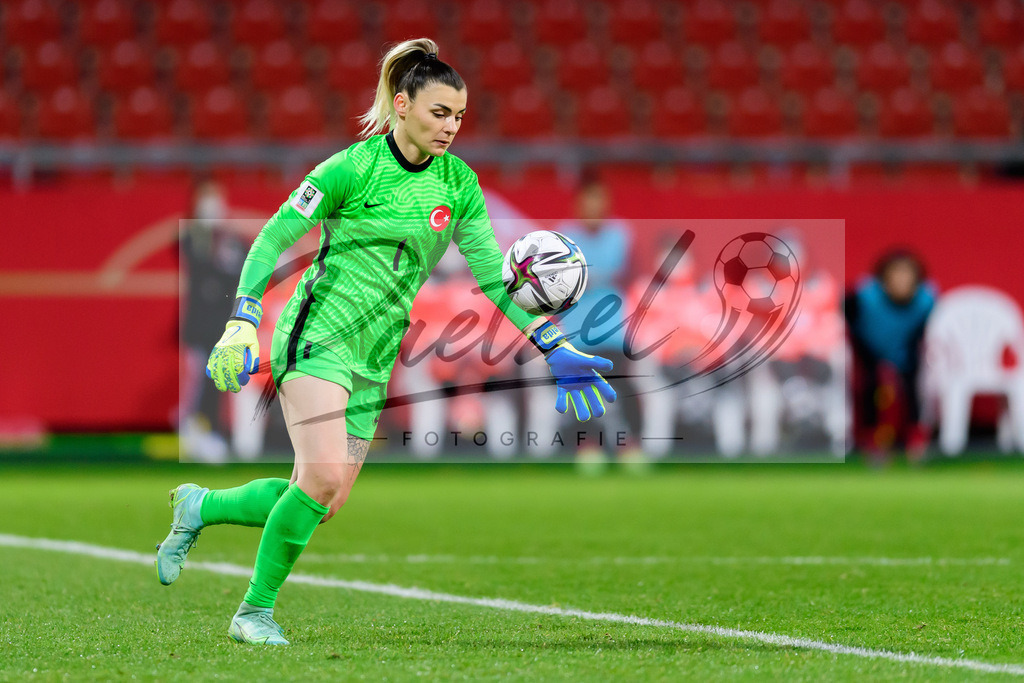 GERTUR20211126_125 | Fussball, Frauen: Torwart Selda Akgoez (Turkey) in Aktion, am Ball, Einzelaktion bei dem Spiel der WM-Qualifikation zwischen Deutschland und Tuerkei im Eintracht-Stadion am 26.11.2021 in Braunschweig, Deutschland. - Realisiert mit Pictrs.com