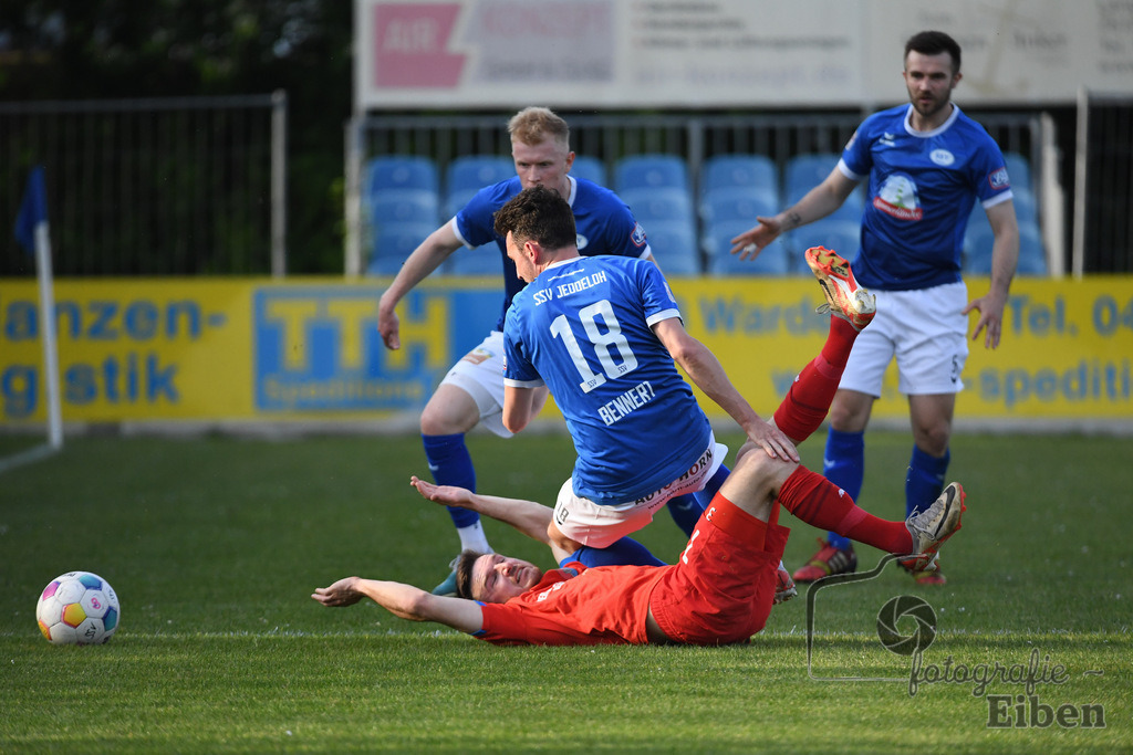 SSV Jeddeloh-SV Drochtersen/Assel | Herren Regionalliga; SSV Jeddeloh (blau)-SV Drochtersen/Assel (rot) am 30.04.2024; in Jeddeloh (53-Acht Arena), Photo: Philip Eiben 2024 - Realisiert mit Pictrs.com