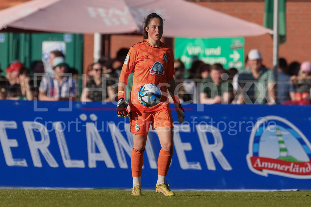Fussball, Google Pixel Frauen-Bundesliga, SV Werder Bremen - VfL Wolfsburg | v.li.: Livia Peng (Torhüterin, Torwart, SV Werder Bremen, 1) am Ball, Freisteller, Einzelbild, Ganzkörper, Aktion, Action, Spielszene, DIE DFB-RICHTLINIEN UNTERSAGEN JEGLICHE NUTZUNG VON FOTOS ALS SEQUENZBILDER UND/ODER VIDEOÄHNLICHE FOTOSTRECKEN. DFB REGULATIONS PROHIBIT ANY USE OF PHOTOGRAPHS AS IMAGE SEQUENCES AND/OR QUASI-VIDEO.