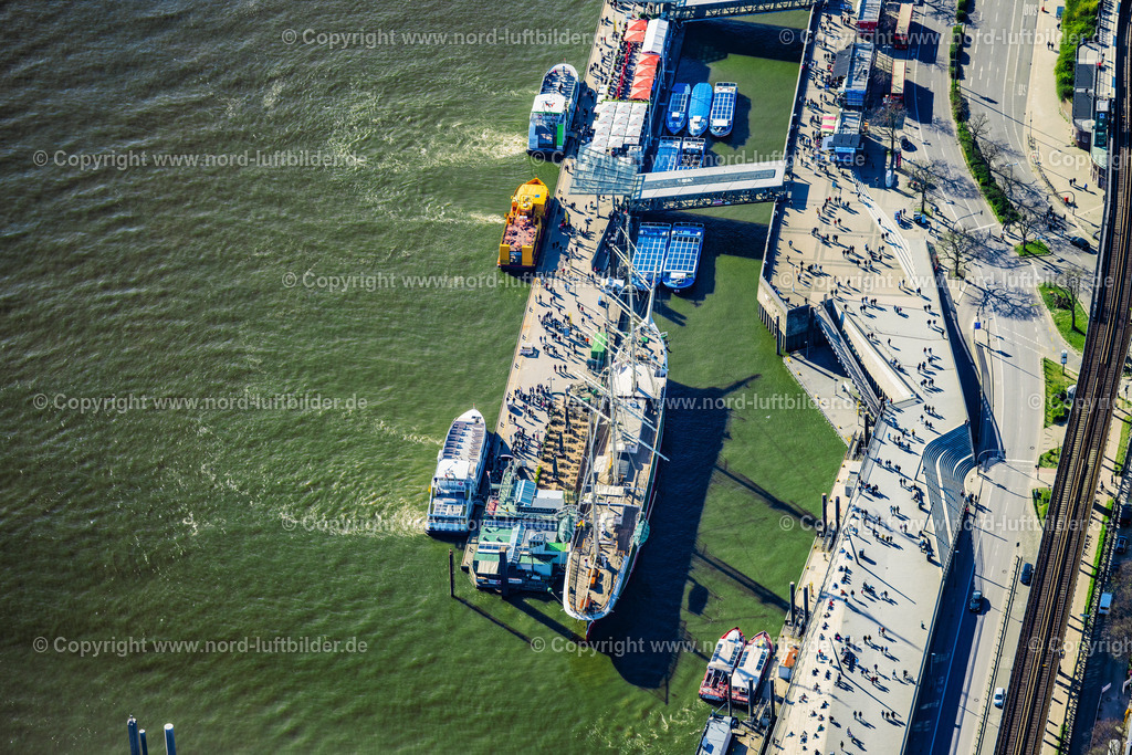Hamburg_Hafen_Rickmer_Rickmers_ELS_3145060425 | HAMBURG 06.04.2025 Schiff - Spezialschiff des "Museumsschiff Rickmer Rickmers" Bei den St. Pauli-Landungsbrücken im Hafen im Ortsteil Neustadt in Hamburg, Deutschland. Es handelt sich um einen Frachtensegler aus dem 19. Jhd. der als Touristenattraktion und Museum dient. Weiterführende Informationen bei: Museumsschiff RICKMER RICKMERS. // Ship - specialized vessel of "Museumsschiff Rickmer Rickmers" Bei den St. Pauli-Landungsbruecken in the port in the district Neustadt in Hamburg, Germany. Further information at: Museumsschiff RICKMER RICKMERS. Foto: Martin Elsen