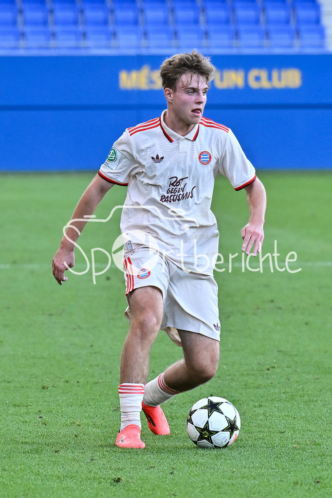 FC Barcelona U19 - FC Bayern München U19 | am Ball Moritz Goettlicher (FC Bayern U19 #15) / freisteller / einzelfoto / UEFA Youth League: FC Barcelona U19 - FC Bayern München U19, Estadi Johan Cruyff am am 23.10.2024