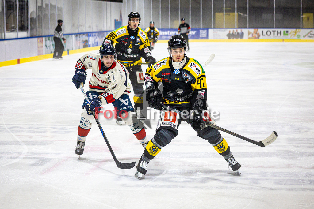 EA Schongau MANNUTS gegen VfE Ulm/Neu-Ulm DEVILS | Eishockey Bayernliga 2025/26 Vorrunde 6 Spieltag, EA Schongau MANNUTS gegen VfE Ulm/Neu-Ulm DEVILS, 20251031,Aktion,2025-10-31 in Schongau (Eisstadion Schongau), Louis HERBRIK (VfE Ulm/Neu-Ulm DEVILS 58), Thomas RADU (EA Schongau MAMMUTS 47)Copyright: WolfgangxLindner www.foto-lindner.de