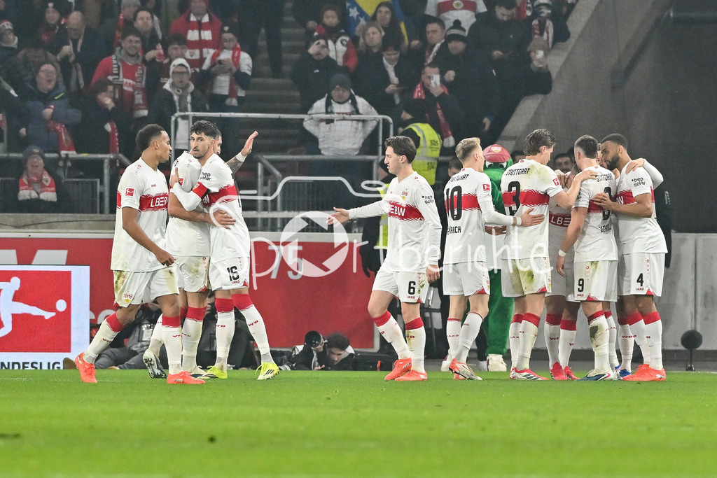 VfB Stuttgart - SG Eintracht Frankfurt | STUTTGART, GERMANY - 13. JANUARY: Jubel der Stuttgarter nach dem Treffer zum 2-1 durch Deniz UNDAV (VfB Stuttgart 26) / Tor / Torschuetze / Freude / Happy während dem Bundesligamatch zwischen dem VfB Stuttgart und der SG Eintracht Frankfurt am 17. Spieltag in der MHP-Arena / DFL REGULATIONS PROHIBIT ANY USE OF PHOTOGRAPHS AS IMAGE SEQUENCES AND/OR QUASI-VIDEO