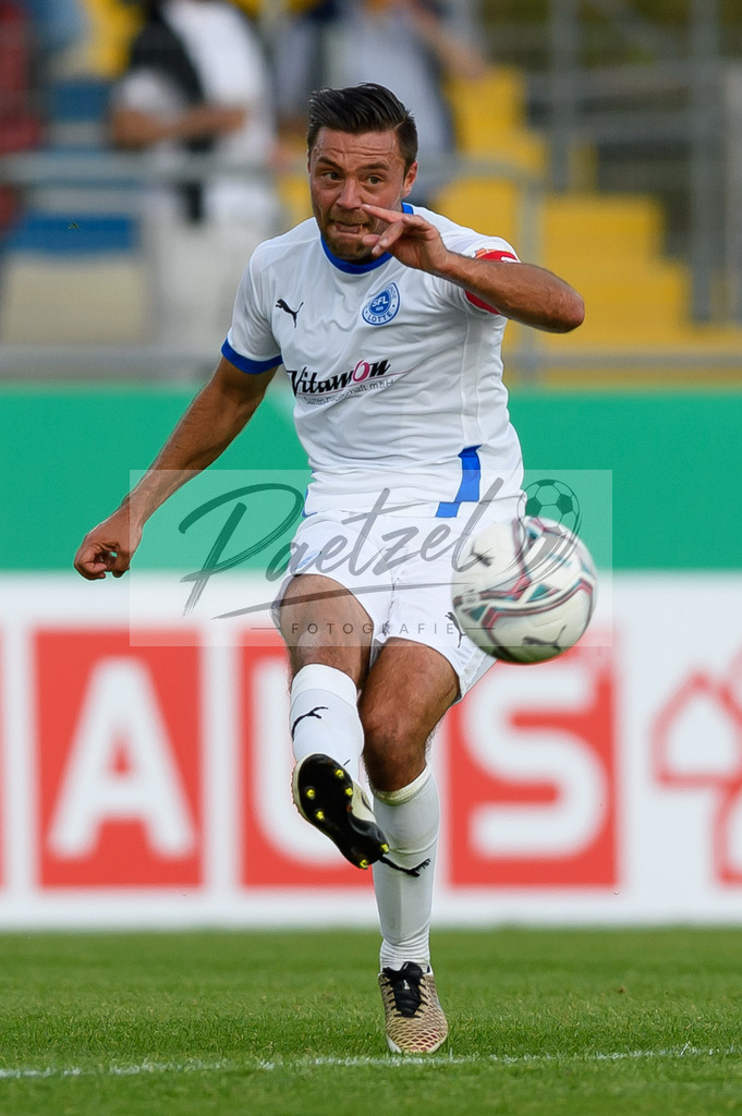 LOTKSC20210809_161 | Fussball, Herren: Timo Brauer (Sportfreunde Lotte) in Aktion, am Ball, Einzelaktion beim Spiel der 1. Runde im DFB-Pokal zwischen SF Lotte und Karlsruher SC im Stadion am Lotter Kreuz am 09.08.2021 in Lotte, Deutschland.DFB / DFL REGULATIONS PROHIBIT ANY USE OF PHOTOGRAPHS AS IMAGE SEQUENCES AND/OR QUASI-VIDEO. - Realisiert mit Pictrs.com