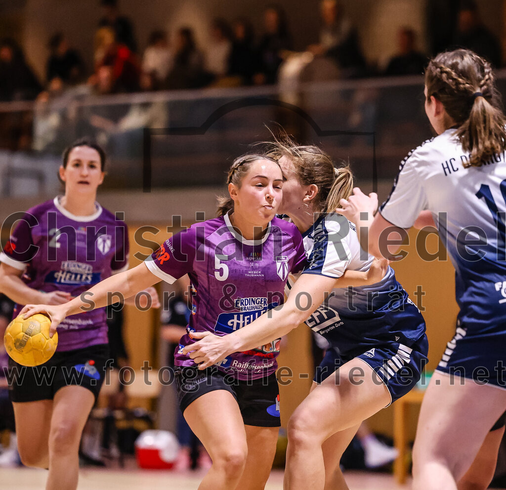 2024-11-24_095_SpVgg_Altenerding_gegen_HC_Donau-Paar_II | Erding, Deutschland, 24.11.2024:Handball, Bezirksoberliga Frauen Altbayern 2024 / 2024, 6. Spieltag, SpVgg Altenerding gegen HC Donau/Paar II, Endergebnis: 24:24Lena Prem (SpVgg Altenerding, #5), Marina Wavrouschek (HC Donau/Paar, #11)Foto: Christian Riedel / fotografie-riedel.net