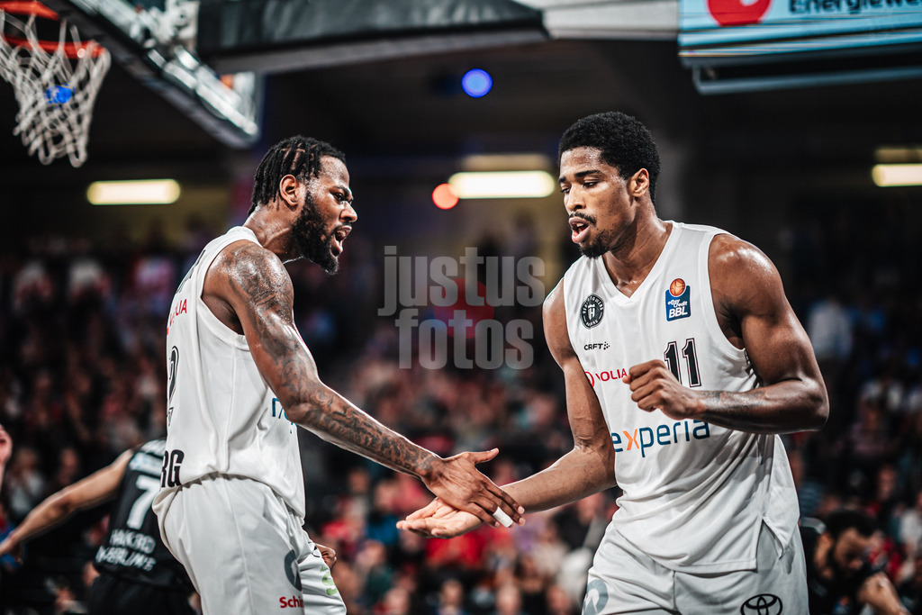 Basketball | Männer | Saison 2023/2024 | easyCredit Basketball Bundesliga | 31. Spieltag | Veolia Towers Hamburg vs. HAKRO Merlins Crailsheim | 30.04.2024 | Aljami Durham (#42, Veolia Towers Hamburg) und William Christmas (#11, Veolia Towers Hamburg)