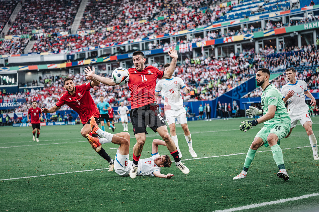 Fußball | Herren | UEFA-Fußball-Europameisterschaft 2024 | Gruppe B | Kroatien vs. Albanien | 19.06.2024 | wilde Szene im Strafraum, v.l. Lasha Dvali (#3, Georgien) Mojmir Chytil (#13, Tschechien) Luka Lochoshvili (#14, Georgien) und Giorgi Mamardashvili (#25, Georgien)