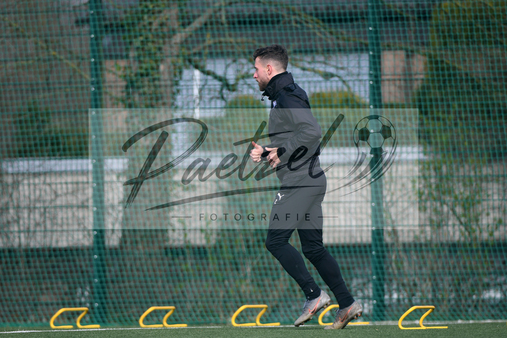 20200302_TRAOSN_0002 | Fussball, Herren: Manuel Farrona Pulido (VfL Osnabrueck) in Aktion waehrend der Trainingseinheit des VfL Osnabrueck im Sportpark Illoshoehe am 02.03.2020 in Osnabrueck, Deutschland. - Realisiert mit Pictrs.com