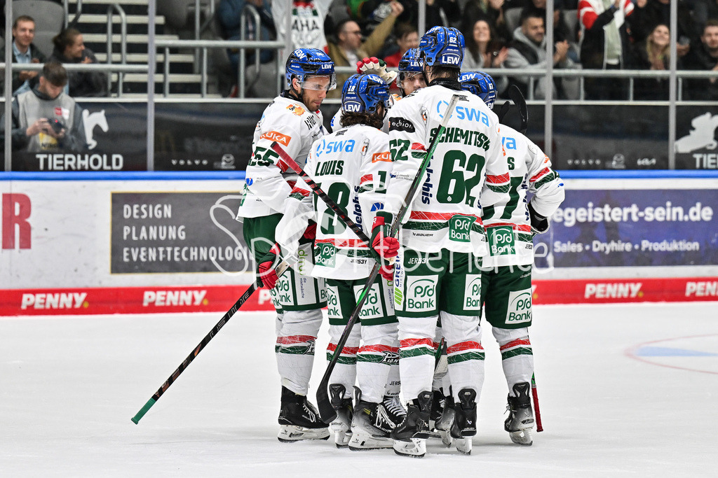 Augsburger Panther - Steinback Black Wings Linz | Jubel der Panther nach dem Treffer zum 1-0 durch Anthony LOUIS (Augsburger Panther #18) / Tor / Torschuetze / Freude / Happy / Testspiel: Augsburger Panther - Steinback Black Wings Linz; Curt Frenzel Stadion am 05.09.2025