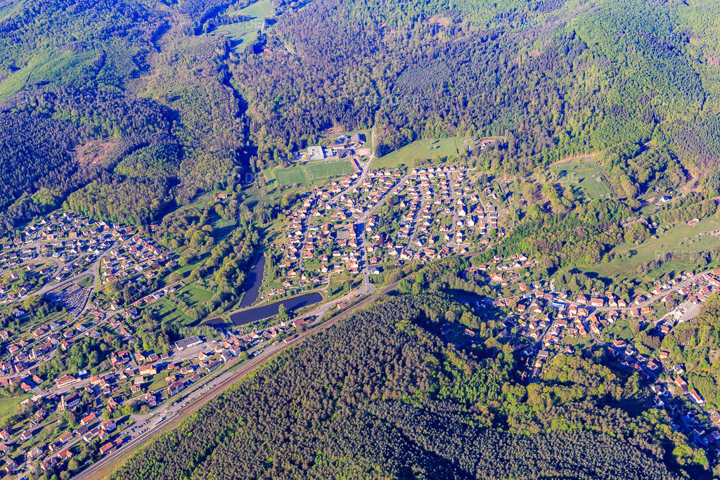 Luftbild: Ortsansicht im Tal der Moder aus Norden in Wingen-sur-Moder im Bundesland Bas-Rhin in Frankreich. Foto: IMG_146044.jpg vom 01.05.2025 durch Werner Riehm/FLY-FOTO.de