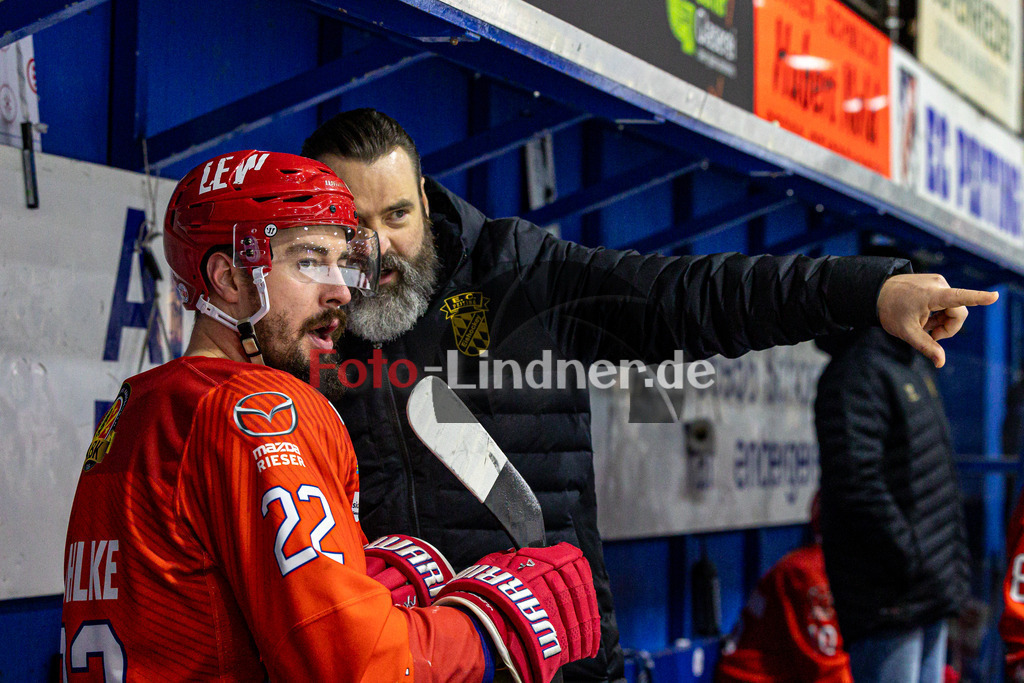 EC Peiting vs EV Füssen | Eishockey Oberliga Süd 2023/2024, EC Peiting vs EV Füssen, 20240112,
Ty Morris (Trainer ECP) gibt Anweisungen,
2024-01-12 in Peiting (Eisstadion)
22 Lukas GOHLKE (ECP 22), Ty Morris (Trainer ECP)
Copyright: WolfgangxLindner foto-lindner.de
