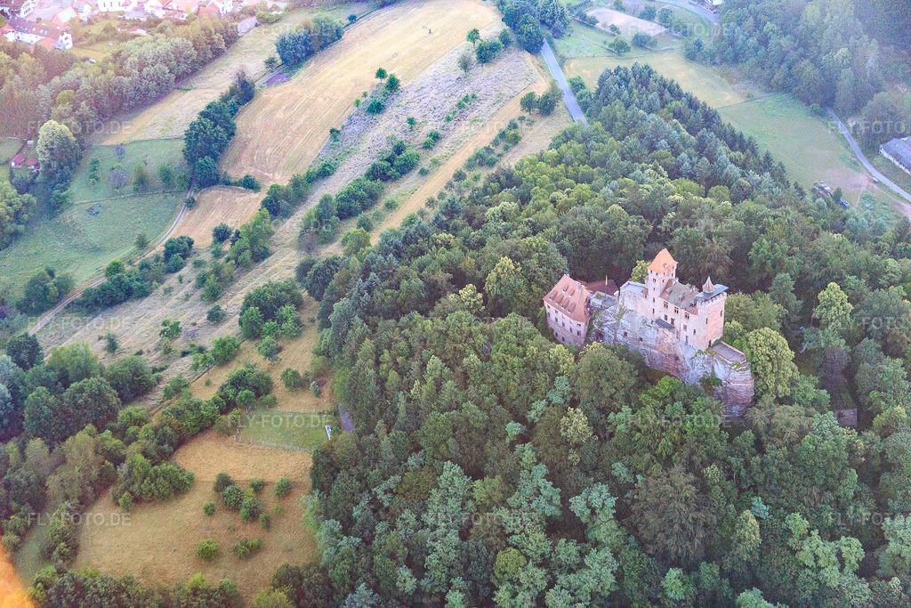 Luftbild: Burg Berwartstein von Süden in Erlenbach bei Dahn im Bundesland Rheinland-Pfalz in Deutschland. Foto: IMG_091553.jpg vom 10.07.2016 durch Werner Riehm/FLY-FOTO.deBURGBERWARTSTEIN.DE