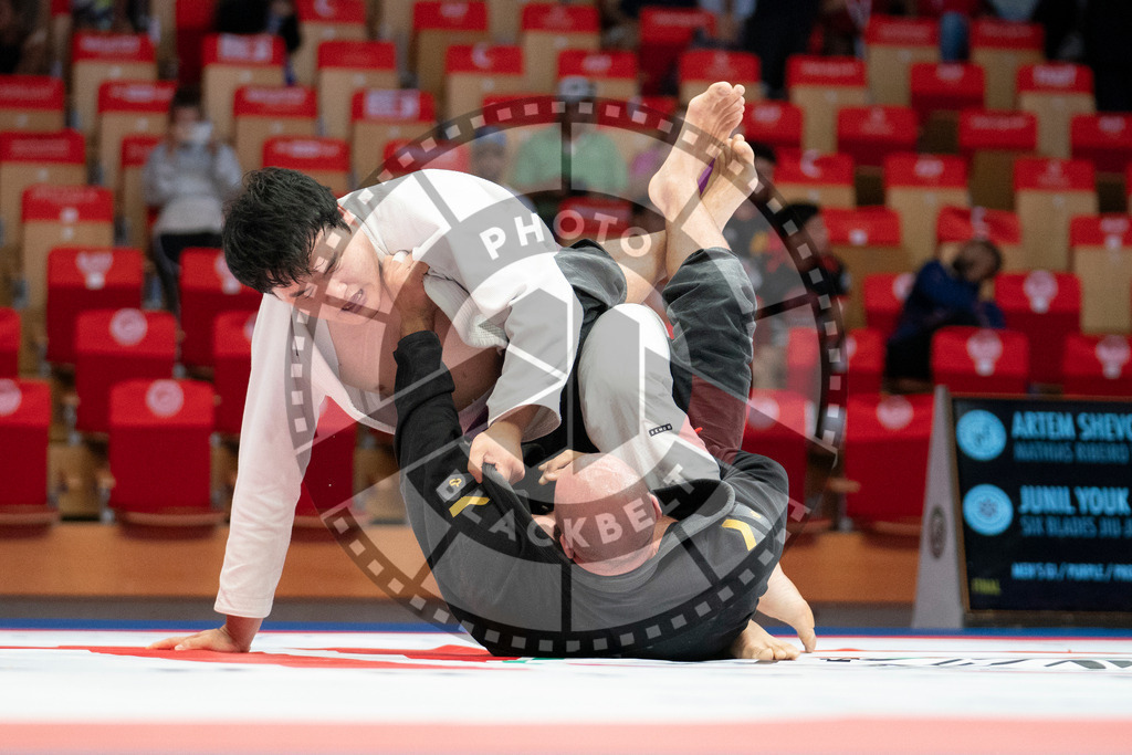20231109PBB6846 | Fighters compete during the AJP World Professional Championship in the Mubadala Arena in Abu Dhabi, Arab United Emirates, on November 9, 2023.