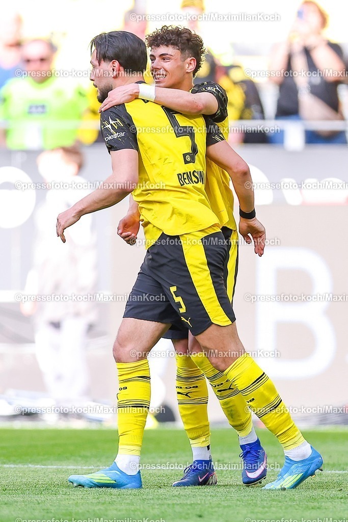 BVB26042601040 | 26.04.2026, Fußball, Borussia Dortmund - SC Freiburg, 1. Fußball Bundesliga, 31. Spieltag, Signal Iduna Park, Saison 2025 2026: Torjubel nach dem Tor zum 3:0 durch Torschütze Ramy Bensebaini&nbsp;(BVB #05)  zusammen mit   DFB regulations prohibit any use of photographs as image sequences and or quasi-video.