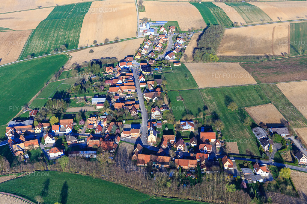 Aerial view: View of the town from the west in Crœttwiller in the state Bas-Rhin, France. – Photo: IMG_097836.jpg taken on 03/27/2017 by Werner Riehm/FLY-FOTO.com – Resolution of the original: 5472 x 3648 px