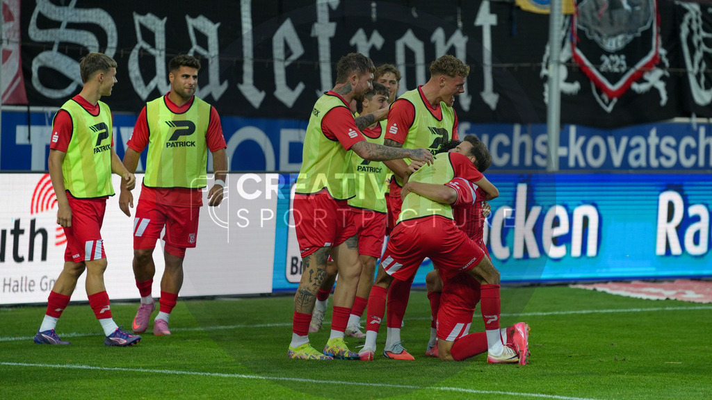 Fußball, Herren, Saison 2025/2026, Regionalliga Nordost, 5. Spieltag, Hallescher FC vs. FSV 63 Luckenwalde, Dienstag 26.08.2025, Leuna-Chemie-Stadion Halle, | Fußball, Herren, Saison 2025/2026, Regionalliga Nordost, 5. Spieltag, Hallescher FC vs. FSV 63 Luckenwalde, Dienstag 26.08.2025, Leuna-Chemie-Stadion Halle, Im Bild: Jubel beim Halleschen FC nach dem Treffer von Max Kulke. - Realisiert mit Pictrs.com