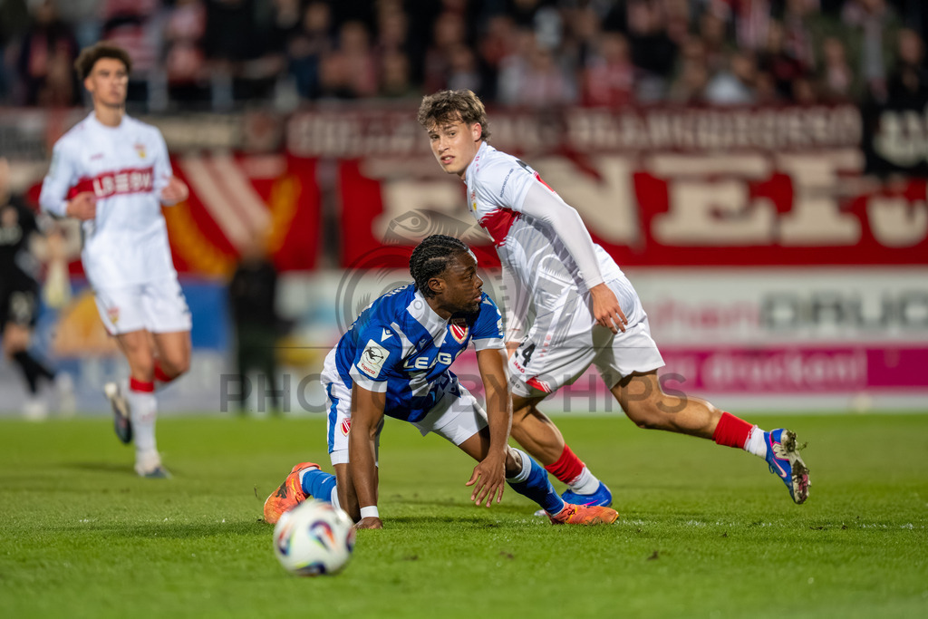 VfB Stuttgart II vs. FC Energie Cottbus, Fussball, 3.Liga, 27. Spieltag, Saison 2025/2026, 03.03.2026 | Zweikampf zwischen Christopher Olivier (VfB Stuttgart II, #24) und Anderson Lucoqui (FC Energie Cottbus, #24),VfB Stuttgart II vs. FC Energie Cottbus, Fussball, 3.Liga, 27. Spieltag, Saison 2025/2026, 03.03.2026Foto: photosbyphips/Philip Ziegler