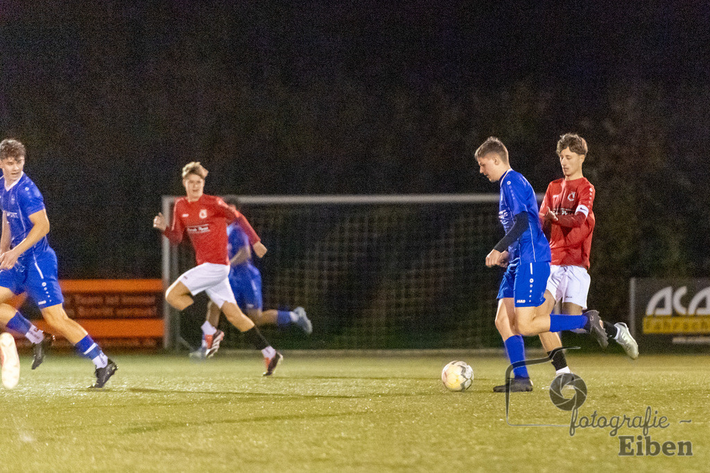 FC Rastede-JSG RW/Kickers Emden 2 | A-Jugend Bezirksliga; FC Rastede (blau)-JSG RW/Kickers Emden 2 (rot) am 15.11.2024; in Rastede (Sportanlage Köttersweg), Photo: Philip Eiben 2024 - Realisiert mit Pictrs.com
