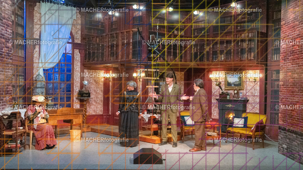 127_MFL-2025 | Portraitbilder von Regisseur; Darsteller; Techniker; Maske; Kostüme; Chor; Musiker; Bilderserie der Generalprobe und der Premierenvorstellung, Szenenbilder; Ausdrucksstudien; Bühnenüberblick; Bühnenkulissen; Pressefotos inkl. Redaktionsfoto Darstellergruppe.