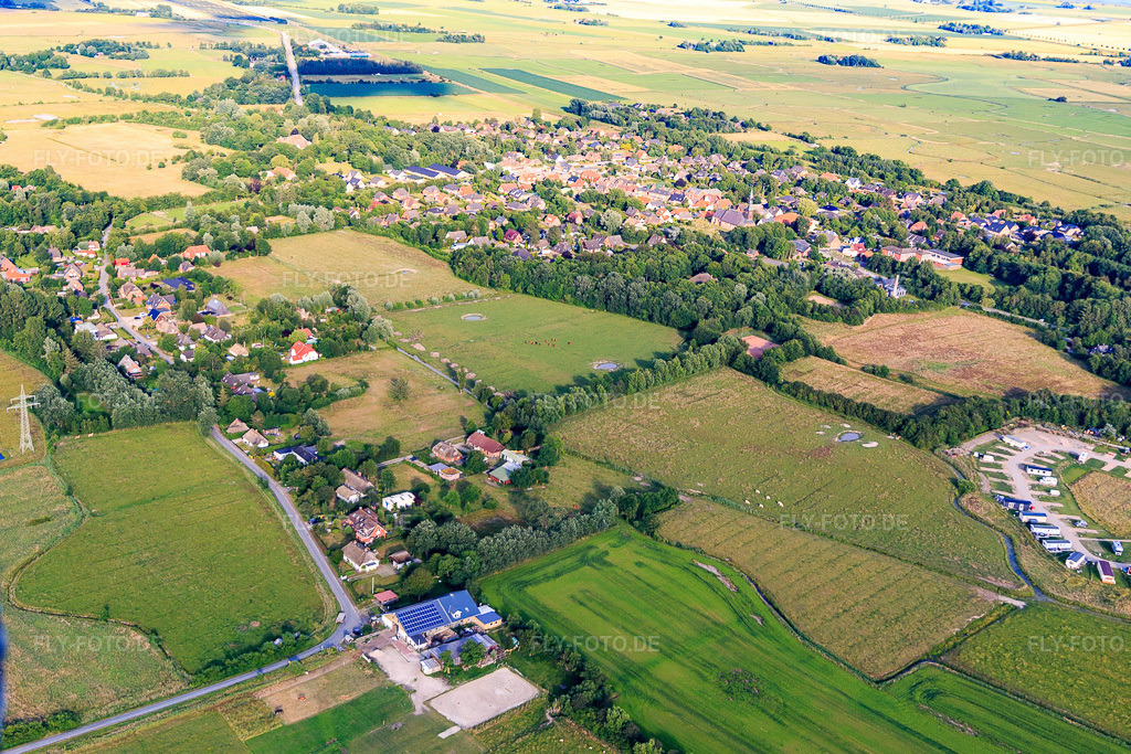 Luftbild: Ortsansicht aus Nordwesten im Ortsteil Osterende in Tating im Bundesland Schleswig-Holstein in Deutschland. Foto: IMG_0007245.jpg vom 10.07.2021 durch Werner Riehm/FLY-FOTO.de