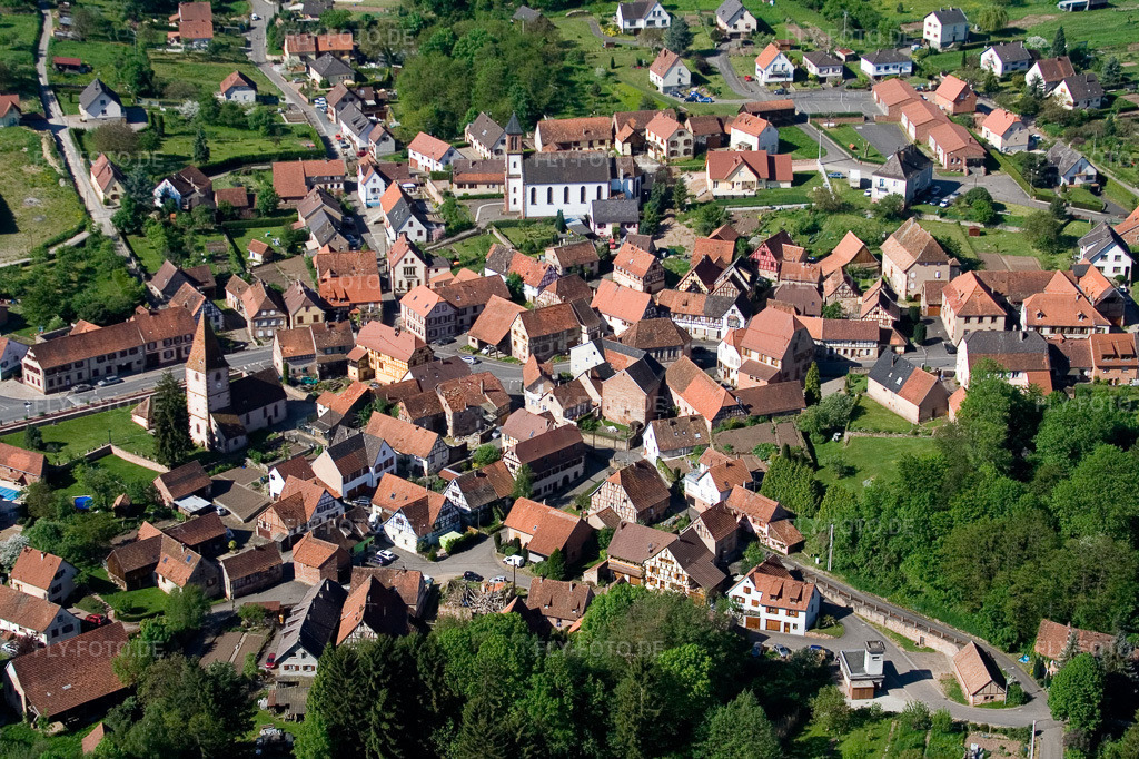 Luftbild: Dorfansicht mit zwei Kirchen in Weiterswiller im Bundesland Bas-Rhin in Frankreich. – Foto: IMG_10872.jpg vom 12.05.2008 durch Werner Riehm/FLY-FOTO.de – Auflösung des Originals: 3151 x 2100 px