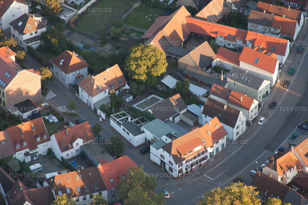 Luftbild: Zum Löwen im Ortsteil Eggenstein in Eggenstein-Leopoldshafen im Bundesland Baden-Württemberg in Deutschland. Foto: IMG_59736.jpg vom 04.09.2013 durch Werner Riehm/FLY-FOTO.de