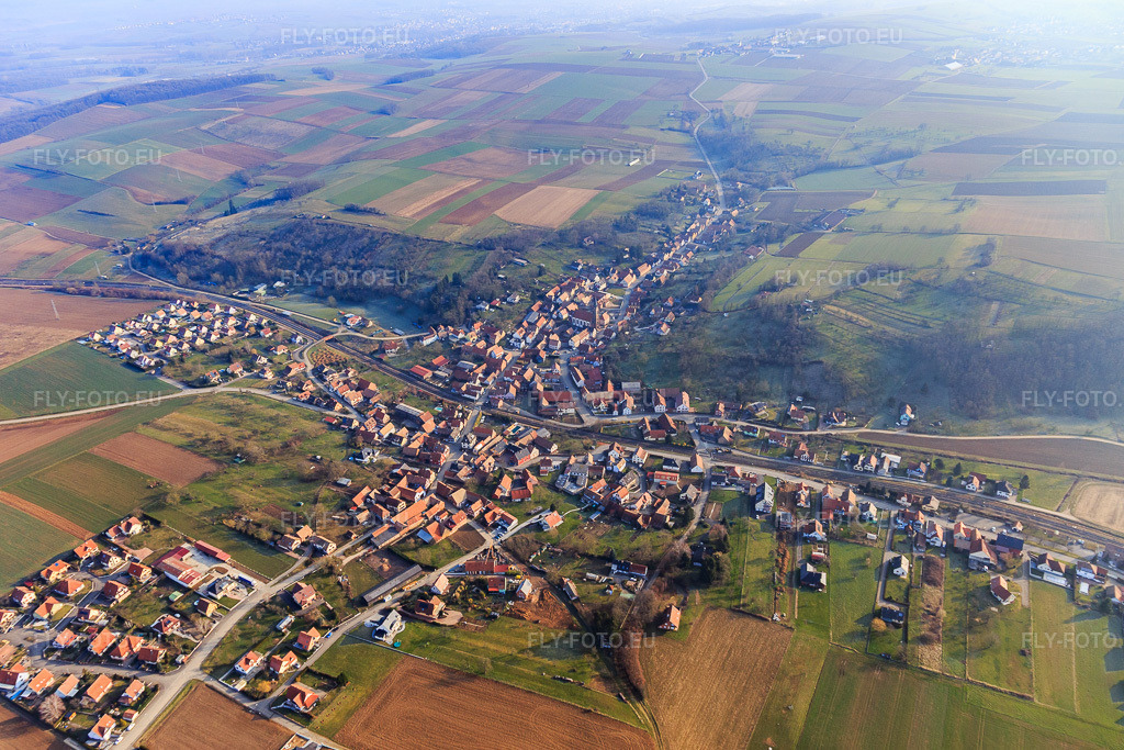 Vue aérienne: Vue de la ville depuis le sud-ouest à Ettendorf dans le département Bas Rhin, France – .Photo: IMG_105353.jpg prise le 25/03/2018 par Werner Riehm/FLY-FOTO.eu – Résolution de l'original: 5285 x 3524 px