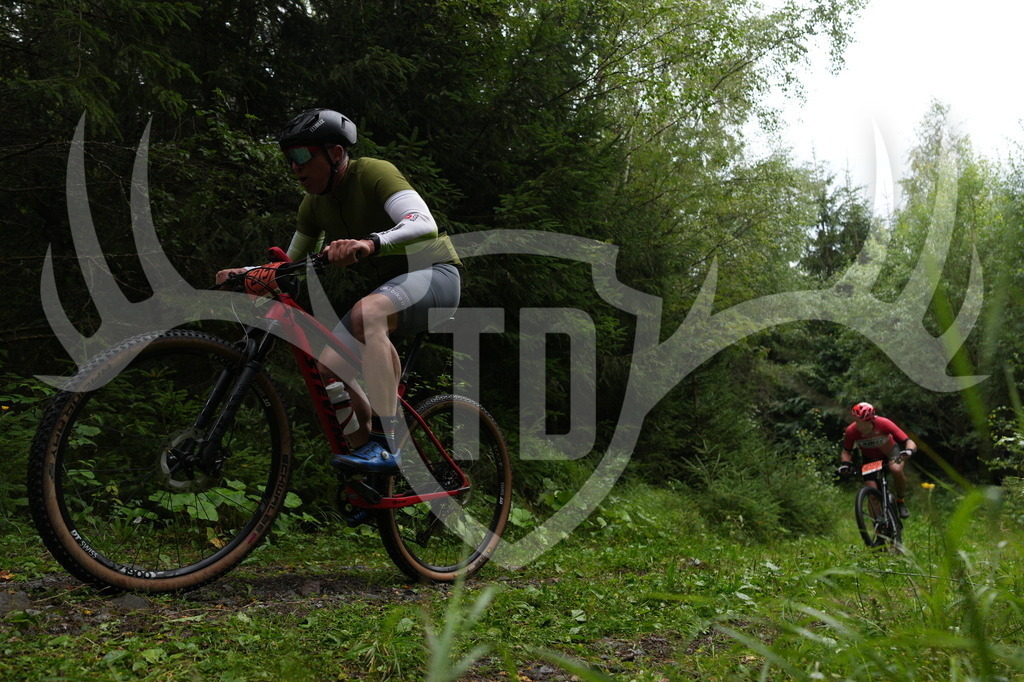 A6703407 | Fotogalerie der Treibjagd im Dunkelwald - Dein MTB Etappenrennen im Erzgebirge - Realisiert mit Pictrs.com