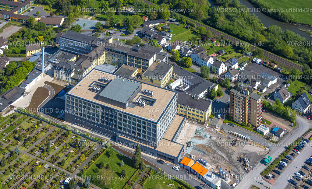 Arnsberg230500400 | Luftbild, Klinikum Hochsauerland - Karolinen-Hospital Hüsten, Baustelle, kath. Friedhof St. Petri, Hüsten, Arnsberg, Sauerland, Nordrhein-Westfalen, Deutschland