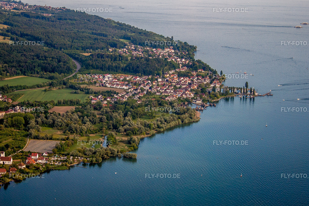 Museums- Gebäude- Ensemble Pfahlbauten Unteruhldingen im Bodensee | Luftbild: Museums- Gebäude- Ensemble Pfahlbauten Unteruhldingen im Bodensee im Ortsteil Unteruhldingen in Uhldingen-Mühlhofen im Bundesland Baden-Württemberg in Deutschland. Foto: IMG_57540.jpg vom 08.06.2013 durch Werner Riehm/FLY-FOTO.de - Realisiert mit Pictrs.com