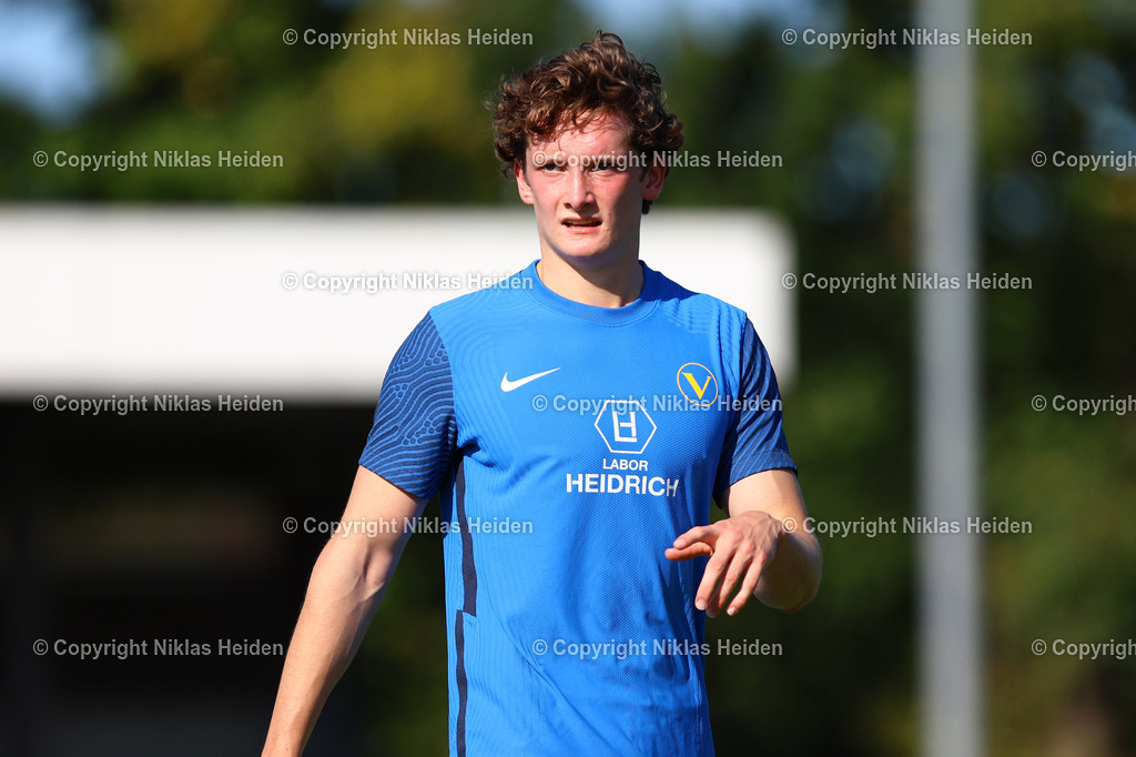 NH_NikolaTesla_SCVictoriaHamburg_OberligaHamburg_28092025 | #13 Franz Golo Lechel (SC Victoria Hamburg)Fußball I Herren I Gamesright Oberliga Hamburg I Saison 2025-2026  I 10. Spieltag I Nikola Tesla - SC Victoria Hamburg I 28.09.2025 I Sportplatz Vorhornweg