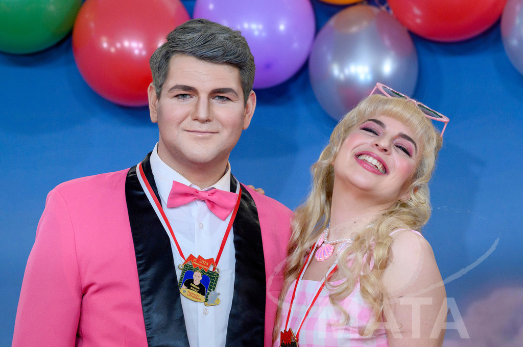 _DWA1769 | Politikerin Katharina Schulze (Grüne) mit ihrem Stellvertreter Johannes Becher (links) bei der TV-Sendung Fastnacht in Franken 2024. Veitshöchheim, 02.02.2024 Bayern Deutschland - Realisiert mit Pictrs.com