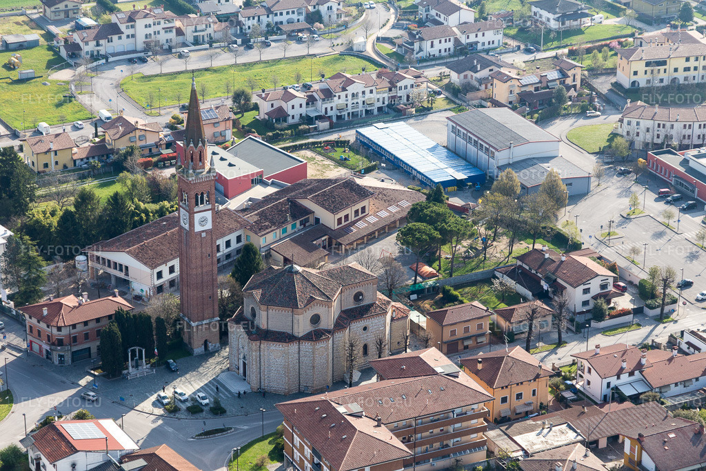 Vue aérienne: Clocher de l'église et toit de la tour de la Chiesa delle Sante Perpetua e Felicita à Fiume Veneto dans le département Pordenone, Italie. Photo: IMG_105739.jpg prise le 08/04/2018 par Werner Riehm/FLY-FOTO.eu – Résolution de l'original: 5472 x 3648 px