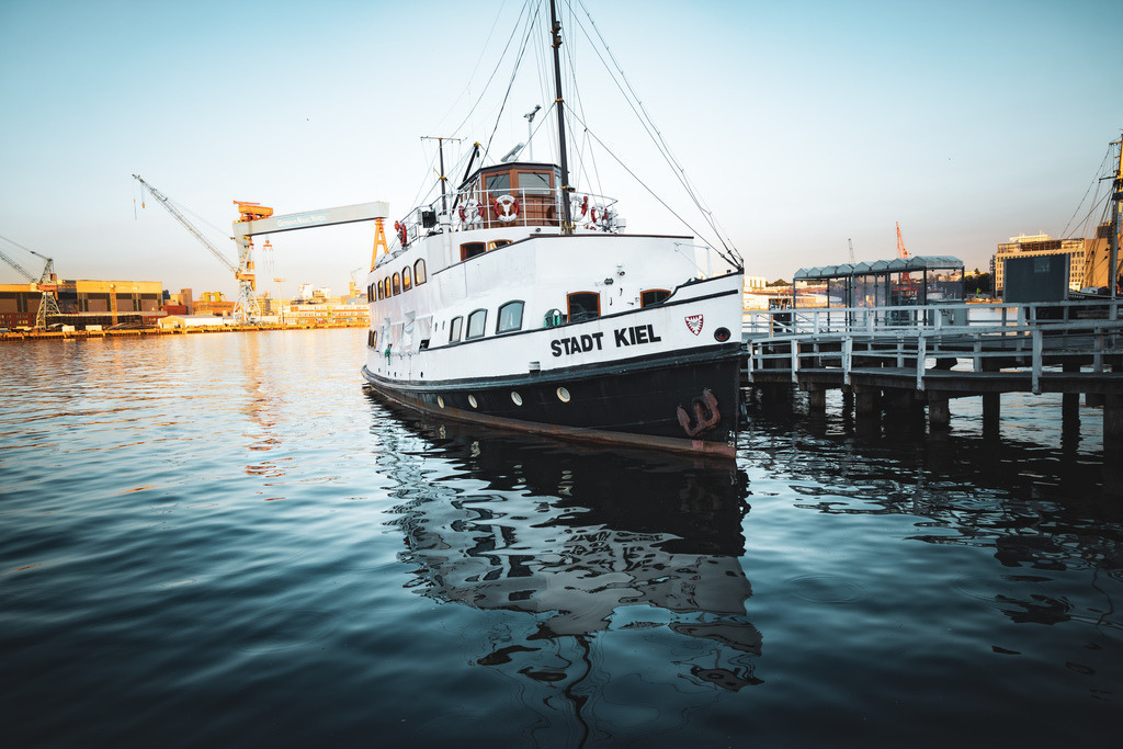 Das historische Salonmotorschiff „Stadt Kiel“ an einem Anleger in Kiel | Das Bild zeigt das historische Salonmotorschiff „Stadt Kiel“ an einem Anleger in Kiel.Schiffstyp: Traditionsschiff und FahrgastschiffBaujahr: 1934 auf der Germaniawerft in Kiel erbautHeimathafen: KielBesonderheit: Es ist das letzte erhaltene Vorkriegs-Fahrgastschiff und ein anerkanntes technisches Kulturdenkmal in Schleswig-Holstein. Heute ist es für bis zu 100 Passagiere zugelassen - Realisiert mit Pictrs.com
