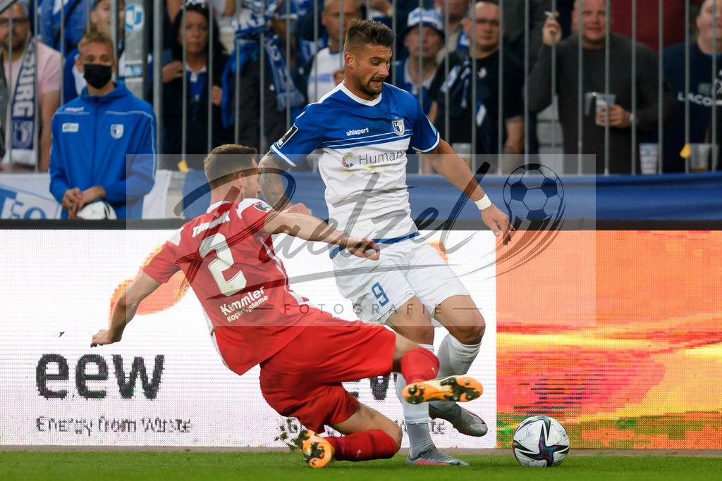 FCMFCK20210904_235 | Fussball, Herren: Boris Tomiak (1. FC Kaiserslautern) und Kai Bruenker (1. FC Magdeburg) im Zweikampf beim Spiel der 3. Liga zwischen 1. FC Magdeburg und 1. FC Kaiserslautern in der MDCC-Arena am 04.09.2021 in Magdeburg, Deutschland.DFB / DFL REGULATIONS PROHIBIT ANY USE OF PHOTOGRAPHS AS IMAGE SEQUENCES AND/OR QUASI-VIDEO. - Realisiert mit Pictrs.com