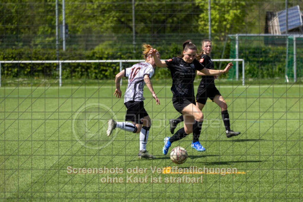 20250427_124951_0593 | #,1.Göppinger SV (weiß) vs. TSV Ruppertshofen (schwarz), Fußball, Frauen-Regionenliga 3 - Bezirk WfV, 21. Spieltag, Saison 2024/2025, Kunstrasenplatz Nord, Hohenstaufenstr. 116, 73033 Göppingen, 27.04.2025 - 11:00 Uhr,Foto: PhotoPeet-Sportfotografie/Peter Harich