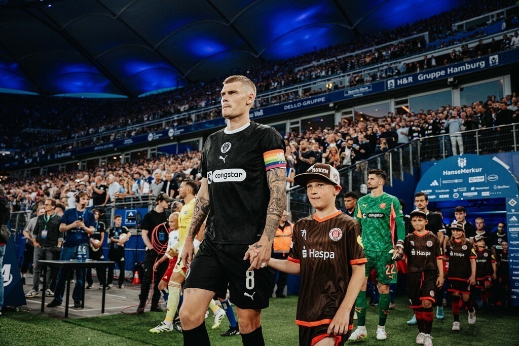 FCP09335 | Der offizielle Shop für FC St. Pauli Fotos. Wähle aus Spielszenen & Fanmomenten dein FCSP Wunschformat. Wir liefern Millerntor-Atmosphäre.
