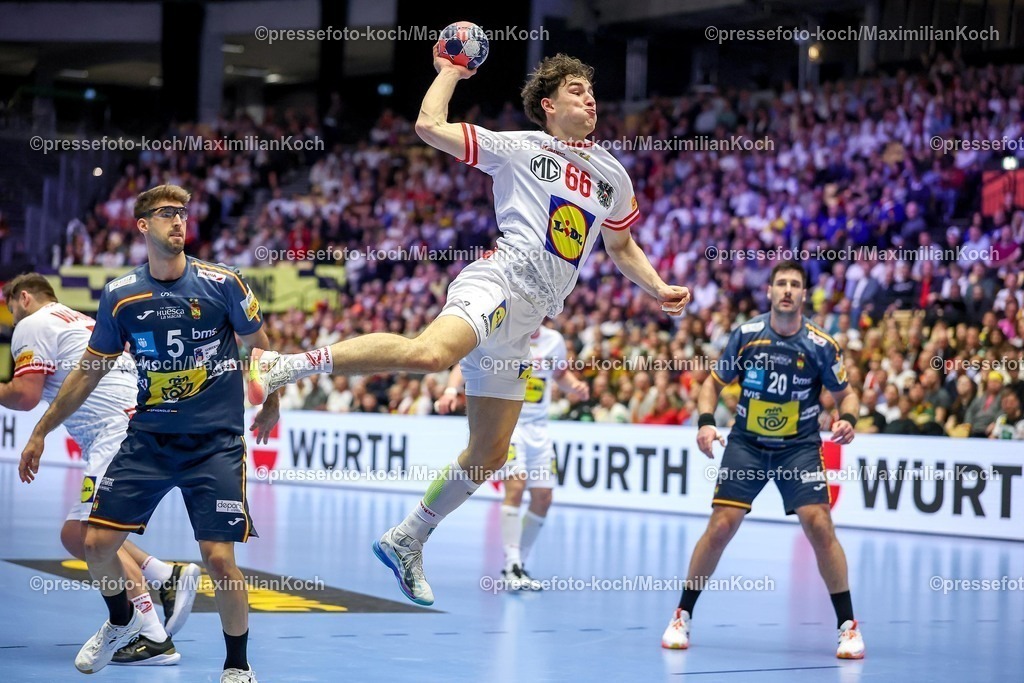 EHF17012601023 | 17.01.2026, Handball, Men's EHF EURO 2026, Österreich - Spanien, Jyske Bank Boxen in Herning, Dänemark, Preliminary Round:  Elias Kofler (Austria #66) im Zweikampf gegen  Antonio Serradilla Cuenca (Espania #05) 