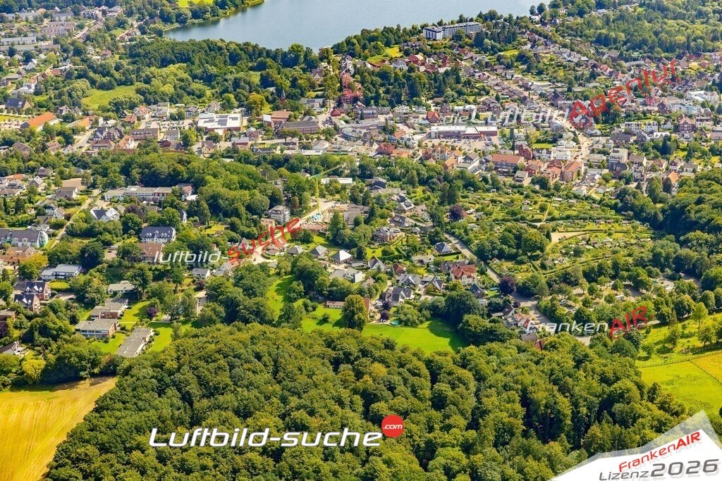 Luftbild der Stadt Malente - Die Luftaufnahme wurde 2025 vom UL-Flugzeug heraus erstellt ( keine Drohne ) - Hochauflösende Luftaufnahme - für professionelle Ausdrucke geeignet. Die Geschenkidee !Hier alle&nbsp;Infos zur Lizenzierung der LuftaufnahmeWir fliegen auch dieses Jahr wieder in Ihre Region um Luftbilder zu erstellen.- Luftbild anfragen
