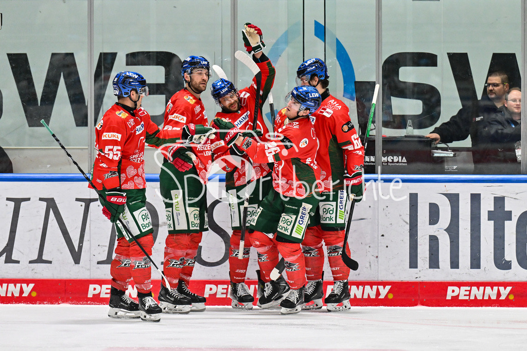 Augsburger Panther - ERC Ingolstadt | AUGSBURG, GERMANY - 12. DECEMBER: Jubel der Hausherren nach dem Treffer zum 3-2 durch Alexander BLANK (Augsburger Panther 26) / Tor / Torschuetze / Freude / Happy / während dem Match zwischen den Augsburger Panthern und dem ERC Ingolstadt am 27. Spieltag der Penny DEL im Curt Frenzel Stadion