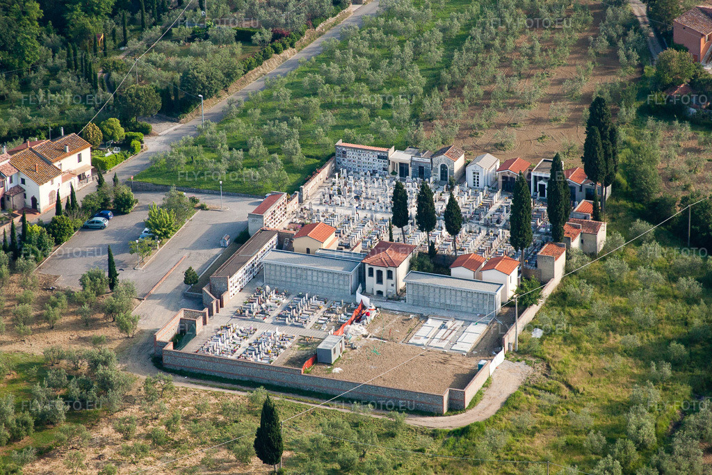 Vue aérienne: Cimetière de Lignano à Arezzo dans le département Arezzo, Italie. Photo: IMG_27899.jpg prise le 30/05/2010 par Werner Riehm/FLY-FOTO.euRésolution de l'original: 4666 x 3111 px