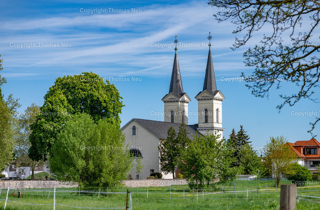 DSC_5578 | bbe, bensheim, evangelische Kirche Schwanheim, Die Evangelische Kirche Schwanheim ist eine 1821 im klassizistischen Stil errichtete Kirche in Bensheim-Schwanheim. Die doppeltürmige Kirche ist ein unter Denkmalschutz stehendes Kulturdenkmal und Wahrzeichen von Schwanheim. Die Kirchengemeinde gehört zum Dekanat Bergstraße in der Propstei Starkenburg der Evangelischen Kirche in Hessen und Nassau.,, Bild: Thomas Neu