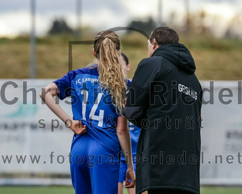 2023-11-19_062_FC_Langengeisling_gegen_FC_Forstern_II | Erding, Deutschland, 19.11.2023:
Fußball, Bezirksoberliga 2023 / 2024, 12. Spieltag, FC Langengeisling gegen FC Forstern II, Endergebnis: 3:0

Lena Altmann (FC Langengeisling, #14), Trainer Stefan Karamatic (FC Langengeisling)

Foto: Christian Riedel / fotografie-riedel.net