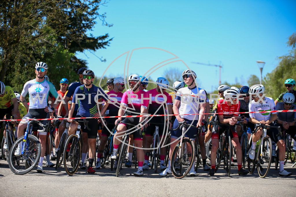 ..... | Wels, 23.04.2026, Kirschblüten Radrennen 2026 , Image shows: Photo: Wapics / Willdoner Andreas