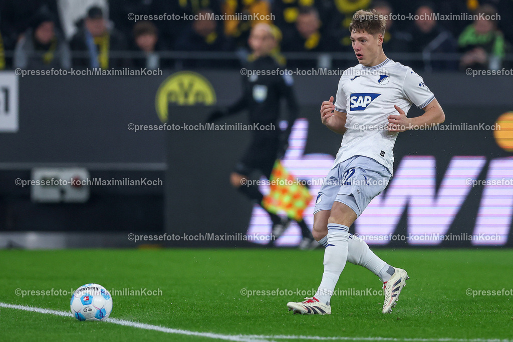 BVB15122402179 | 15.12.2024, Fußball, Borussia Dortmund - TSG 1899 Hoffenheim, 1. Fußball Bundesliga, 14. Spieltag, Signal Iduna Park, Saison 2024 2025: Alexander Prass (Hoffenheim #22)DFB regulations prohibit any use of photographs as image sequences and or quasi-video.