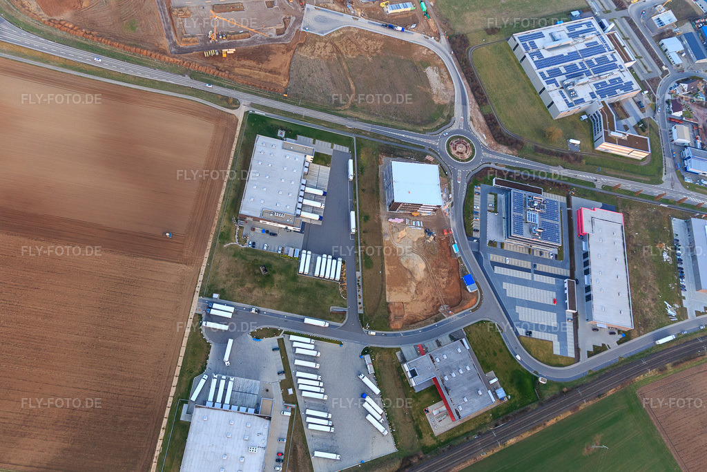 Luftbild: Industriegebiet Im Speyerer Tal mit TRANSAC Intern. Speditionsgesellschaft mbH, Markthalle 5 und Baustelle des Neubaus der Kardex Software GmbH in Rülzheim im Bundesland Rheinland-Pfalz in Deutschland. – Foto: IMG_105230.jpg vom 24.03.2018 durch Werner Riehm/FLY-FOTO.de – Auflösung des Originals: 5200 x 3467 px – TRANSAC Logistics GmbH – Offizielle von Kardex | Kardex Remstar | Kardex Mlog – TOMSLOT88 * Provider