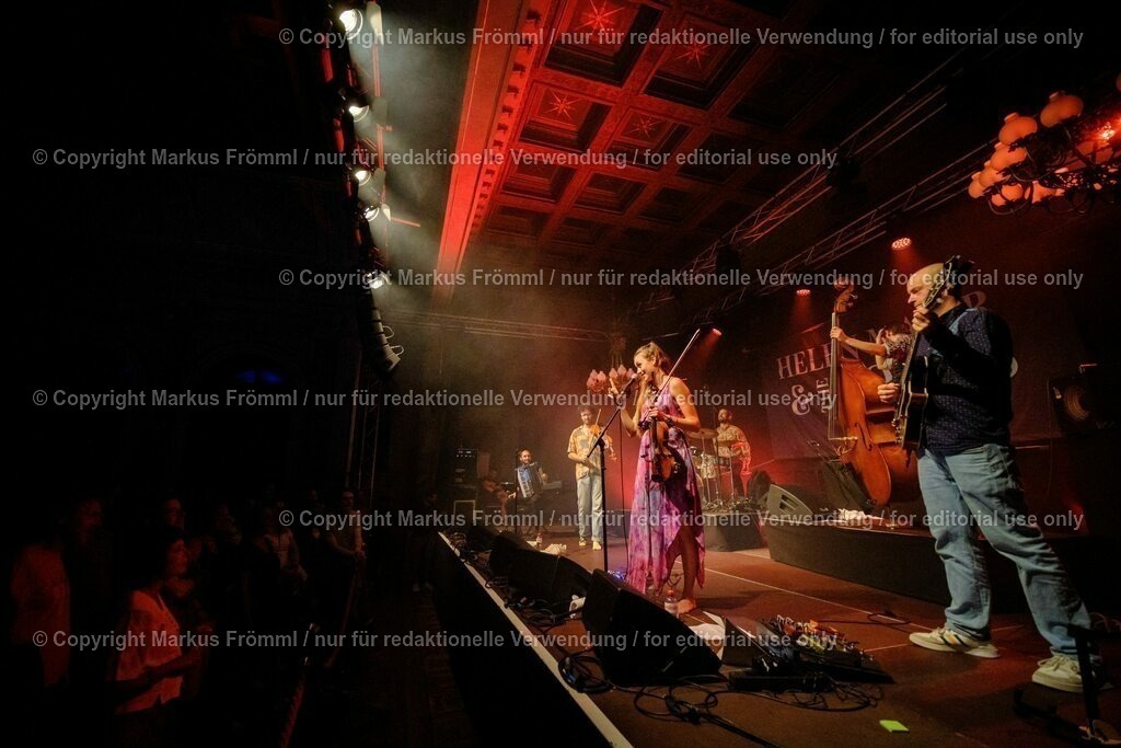20230728-helen-maier-and-the-folks-037 | Helen Maier &amp; The Folks am Luzern Live Festival. Am Freitag 28. Juli 2023 im Hotel Schweizerhof in Luzern. Helen Maier — Violine / Alexander Graf — Violine, Bratsche / Andreas Gut — Akkordeon / Theo Känzig — Gitarre / Jonas Künzli — Kontrabass / Adrian Böckli — Schlagzeug, Percussion. Foto: Markus Frömml