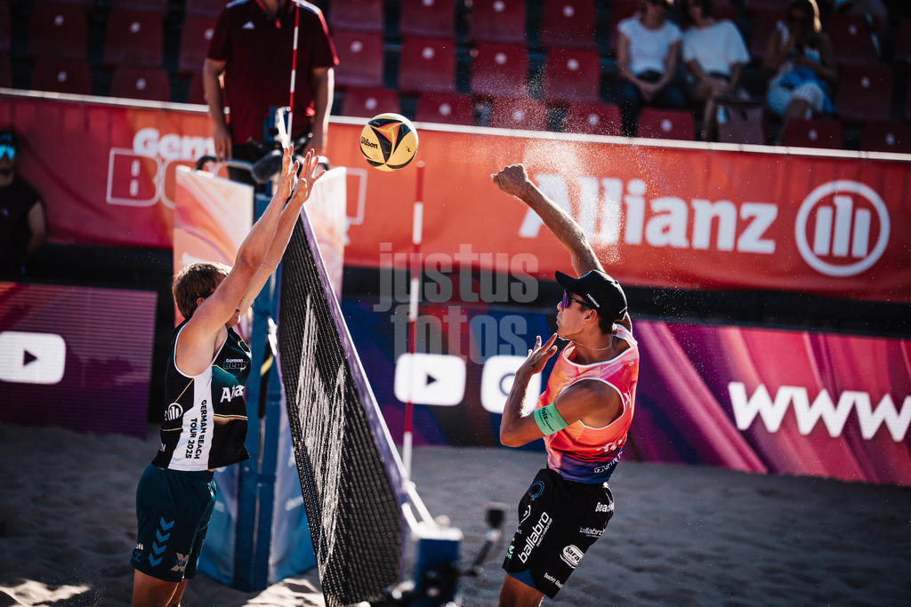 Beachvolleyball | Männer | Allianz German Beach Tour 2025 | Tourstop Berlin | 21.08.2025 | v.l. Yannik Ahr gegen Valentin Schneckenburger