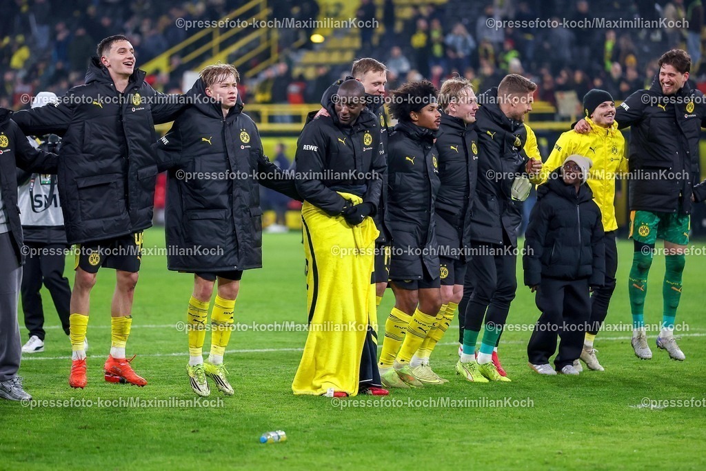 BVB13022601082 | 13.02.2026, Fußball, Borussia Dortmund - 1.FSV Mainz 05,, 1. Fußball Bundesliga, 22. Spieltag, Signal Iduna Park, Saison 2025 2026: Abschlussjubel nach dem 4:0 Sieg für den BVB - Serhou Guirassy&nbsp;(BVB #09) in eine Decke eingewickelt zwischen Luca Reggiani (BVB #49) Daniel Svensson&nbsp;(BVB #24) Maximilian Beier&nbsp;(BVB #14) Karim Adeyemi&nbsp;(BVB #27) Julian Brandt&nbsp;(BVB #10) DFB regulations prohibit any use of photographs as image sequences and or quasi-video.
